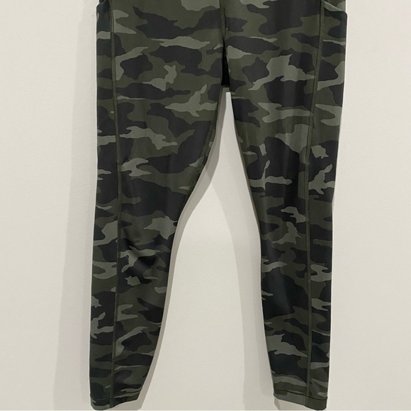 ATHLETA Ultimate Camo 7/8 Tight Leggings Olive Stash Pockets Active Size Small - Picture 4 of 16